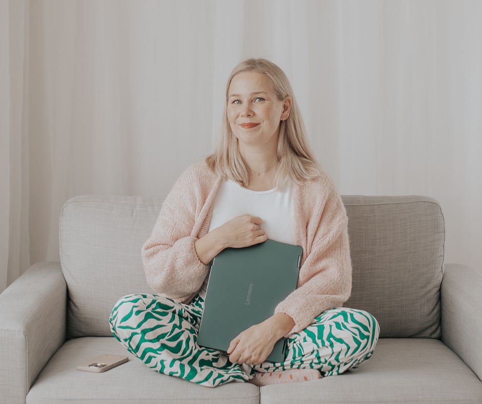 benita-founder-of-digitalflowkit-1080x1080 The founder of DigitalFlowKit sitting on a couch with a laptop